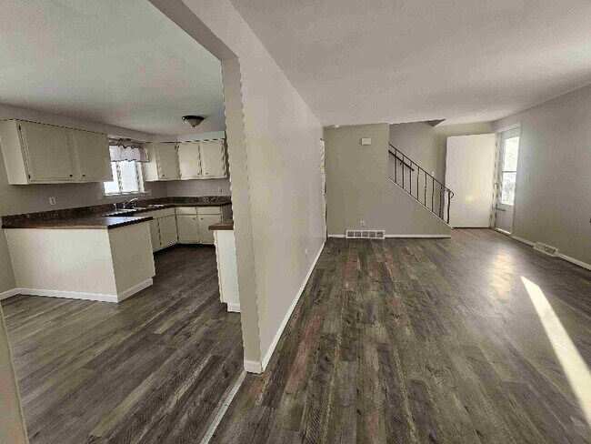 Building Photo - 610 1/2 Sunflower Dr