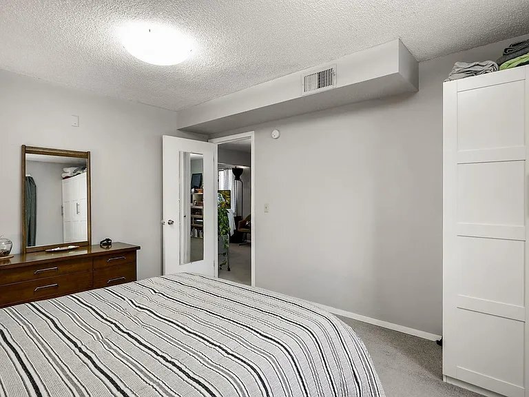 Building Photo - 1009 NE Lowry Ave