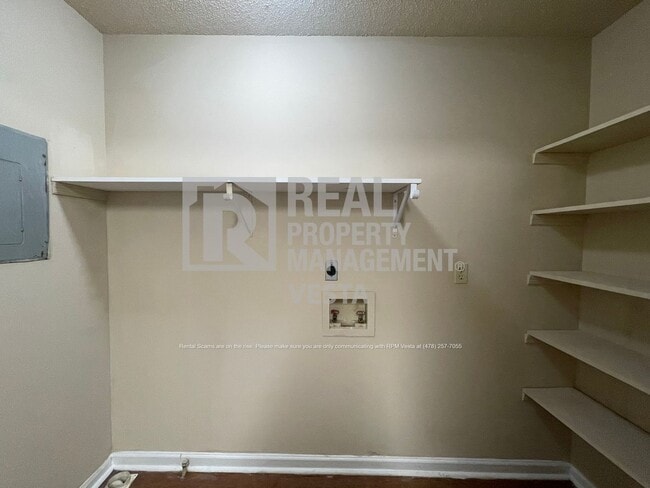 Building Photo - 402 Steeplechase-