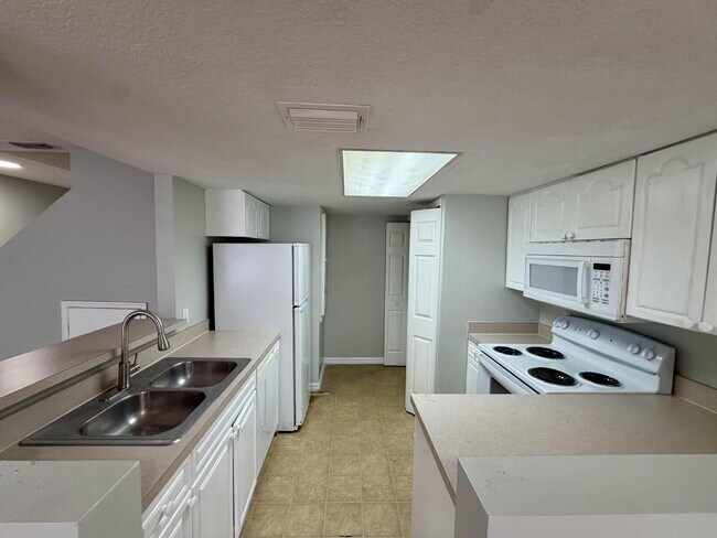 Building Photo - Spacious 3-Bedroom Townhome in Davenport