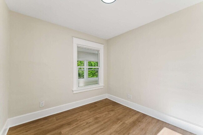 Building Photo - Charming 2-Bedroom Haven in Kansas City Northland!