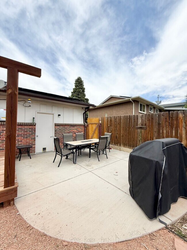 Building Photo - Renovated home on Yosemite for rent!
