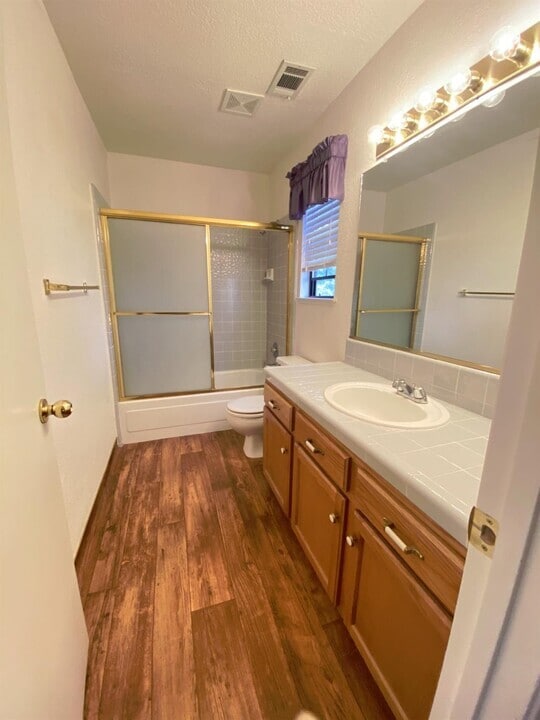 Main Bathroom - 40506 Saddleback Rd