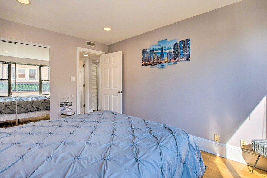 Building Photo - 7423 N Sheridan Rd