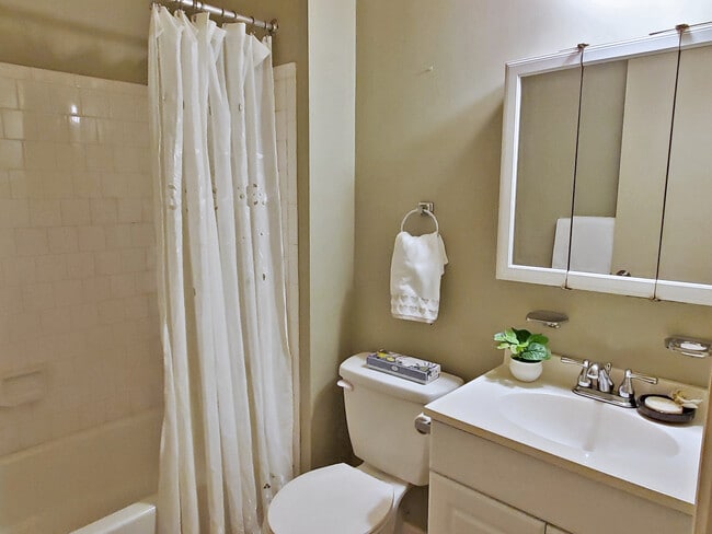 Building Photo - 688 W Paddle Wheel Ct