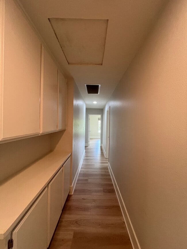 Building Photo - Beautiful Single Story Family Home