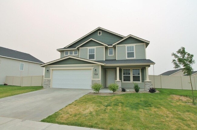 Building Photo - Spacious Home w/Open Floor-Plan