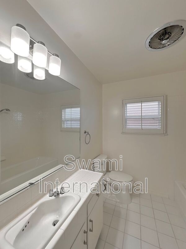 Building Photo - 1820 Avenida Estudiante