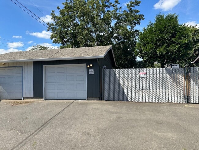 Building Photo - Beautifully updated 3 bedroom, 1 bath house in Eugene!