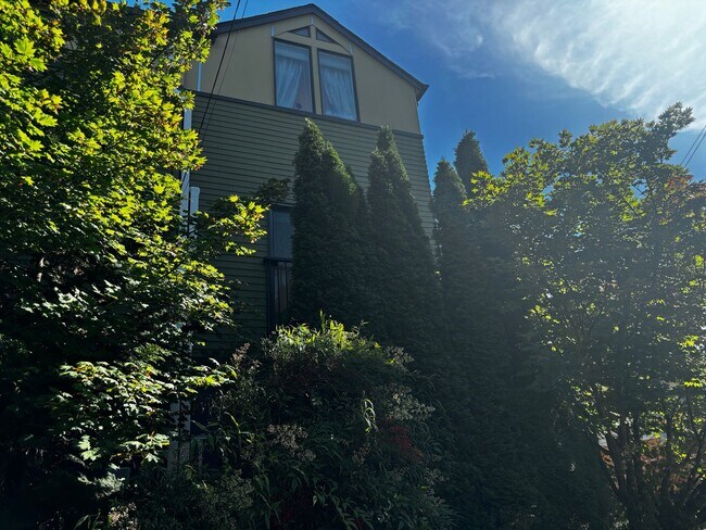 Building Photo - Amazing Phinney Ridge/Greenlake Home