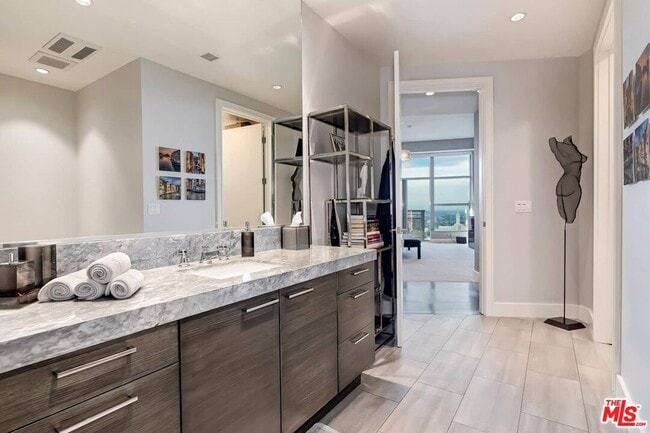 Building Photo - 10776 Wilshire Blvd