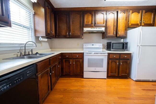 Building Photo - 2BR/2.5BA Townhome – Sweetwater Plantation (West Side)