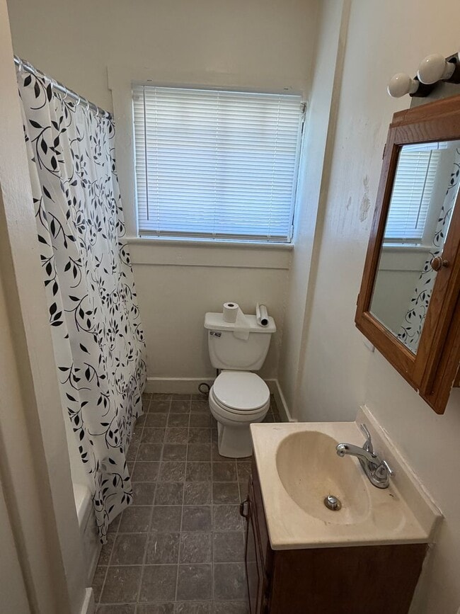 Building Photo - ForestAve635