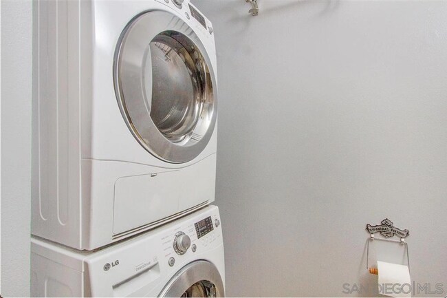 Building Photo - Live in the Heart of Little Italy! 2BD/2BA Modern Condo!