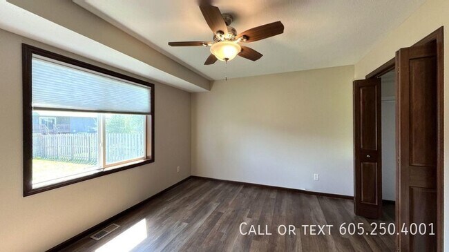 Building Photo - Spacious 4 Bedroom 3 Bathroom home with Va...
