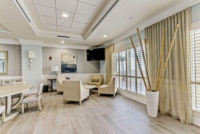 Building Photo - 2650 Lake Shore Dr