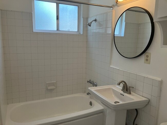 Building Photo - 1114 N Harper Ave