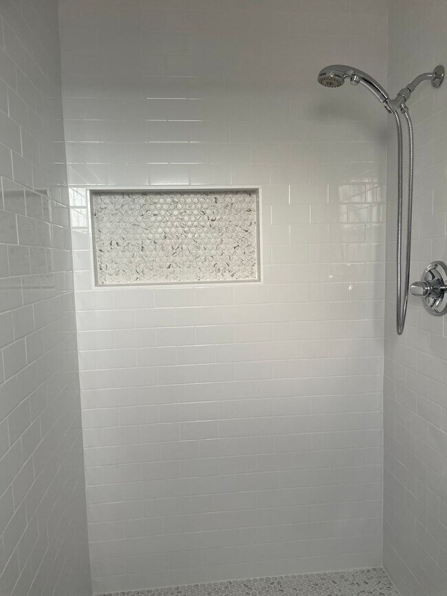 Building Photo - Remodeled Hidden Gem! Coming Soon!