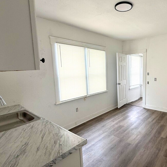 Building Photo - 3866 W 41st St