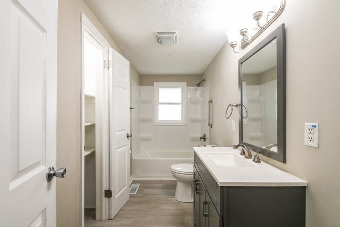 Building Photo - 120 E 75th St