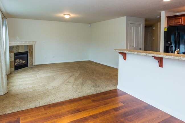 Building Photo - 3 bedroom 2.5 Bath with Fenced Back Yard - Pet Friendly