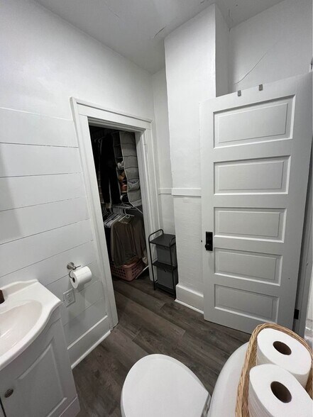 Building Photo - 806 W Broadway St