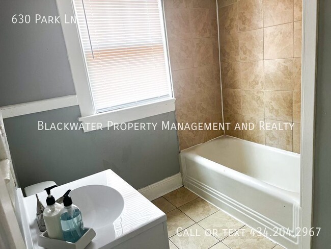 Building Photo - 630 Park Ln