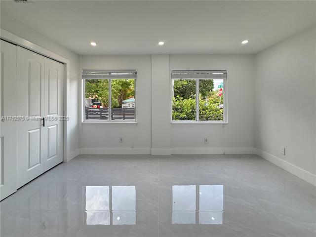 Building Photo - 927 SW 18th Ave