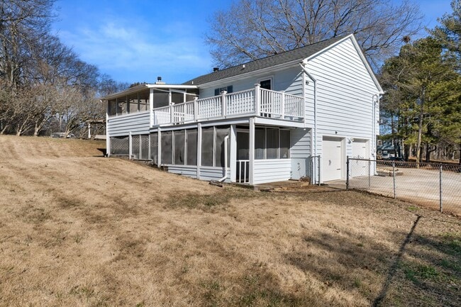 Building Photo - TOTALLY UPDATED 3 BEDROOM HOUSE IN WEST KN...