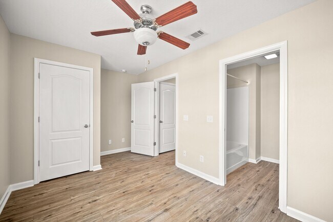 Building Photo - 710 Arbor Lake Dr