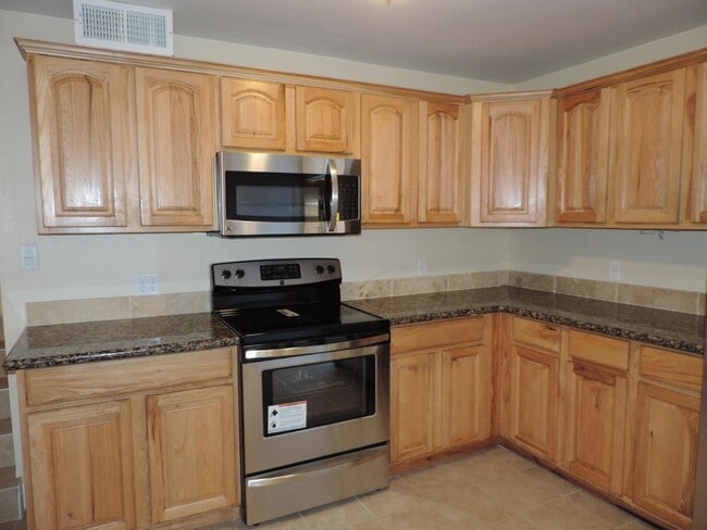 Building Photo - Dog Friendly - 4 Bedroom with Granite Counter tops.