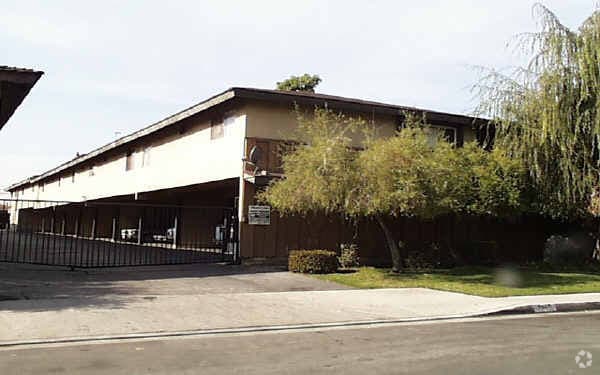 Building - Pine Crest Villa