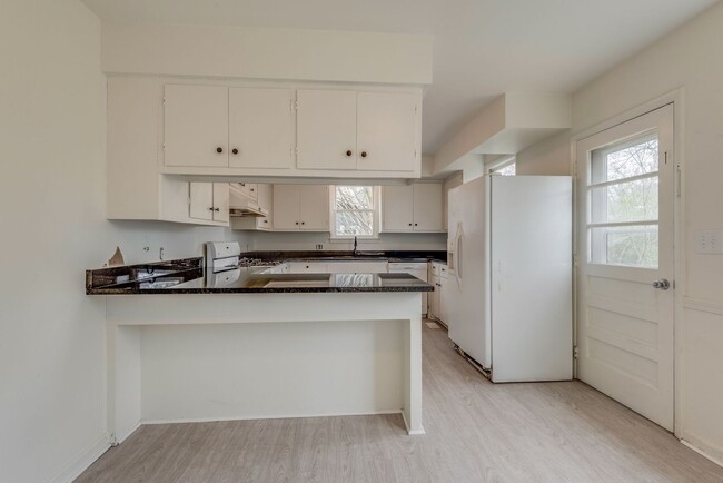 Building Photo - 3 Bed, 2 Bath Home in Prime Sylvan Park Lo...