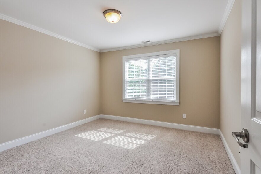 Building Photo - 221 Worthington Ct