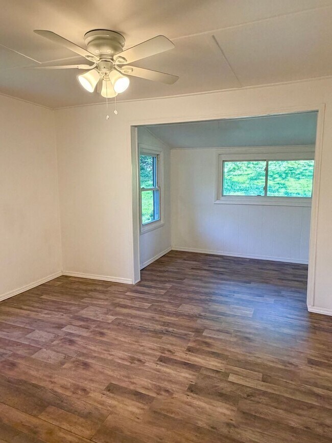Building Photo - Adorable 2 bedroom farmhouse 10 minutes to Downtown Asheville