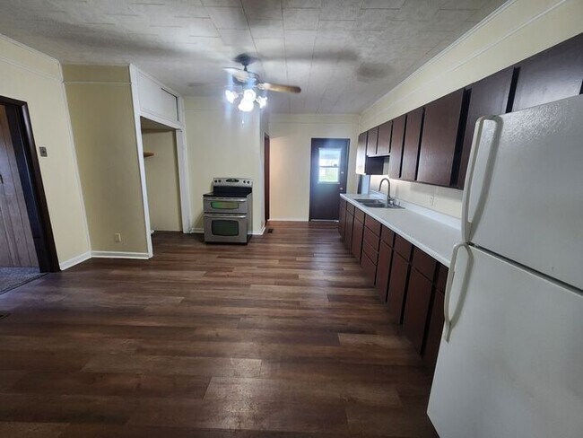 Building Photo - Cute 3 Bedroom Home