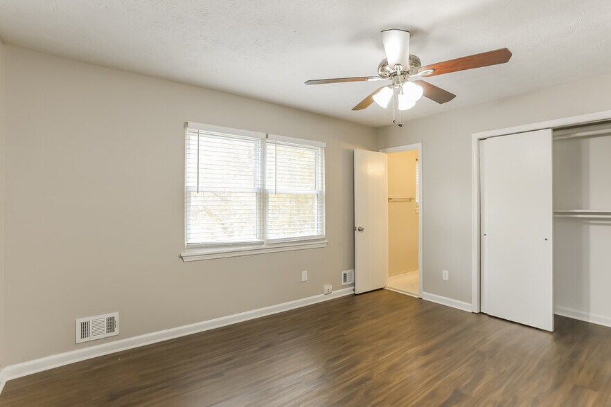 Building Photo - 446 Wexwood Dr