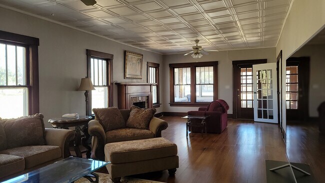 Building Photo - 1601 N Broadway St