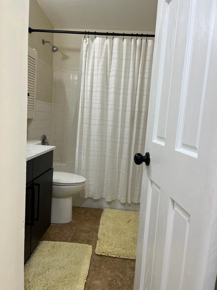 Building Photo - 1807 W 4th St