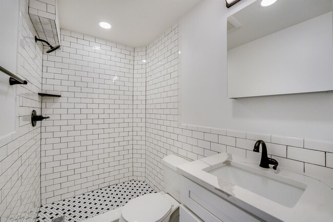 Building Photo - 172 MALLORY Ave