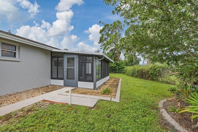 Building Photo - 880 Queen Rd