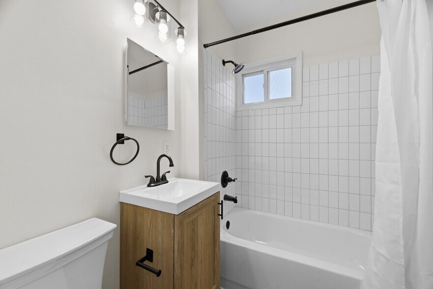 Building Photo - 423 2nd Ave