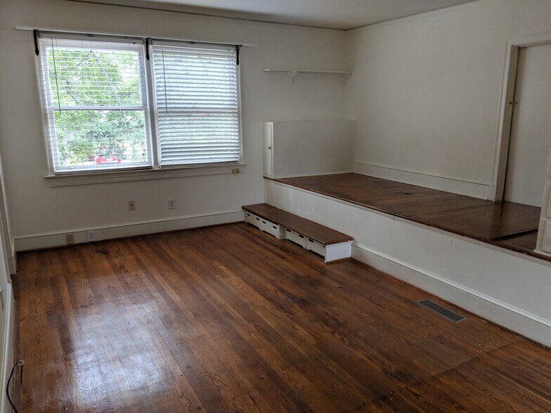 Building Photo - 218 Hillcrest Ave