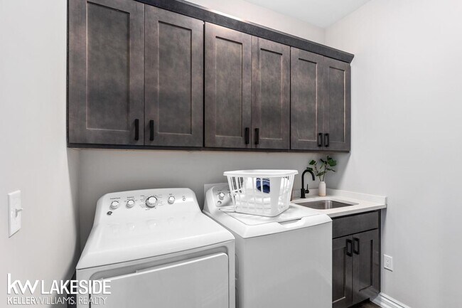 Building Photo - 8511 Valley Dr