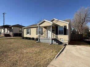 Building Photo - 3121 N Lindsay Ave