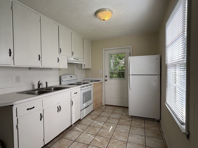 Building Photo - 4946 Robin St