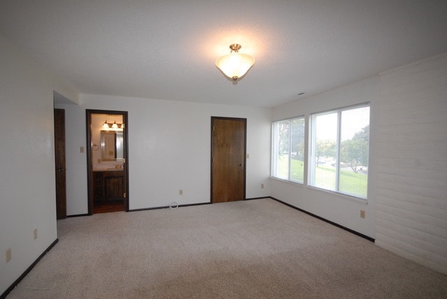 Building Photo - Spacious Townhome with Expansive View and a 2 Car Private Garage