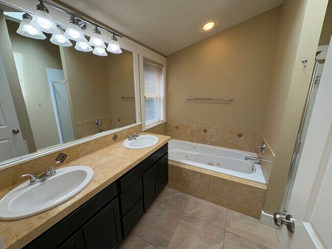 Building Photo - Queen Anne Townhome