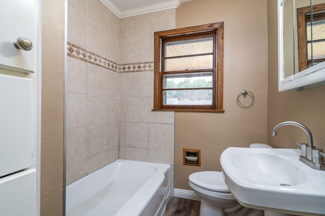 Building Photo - Single Family Home - Located Near Campus