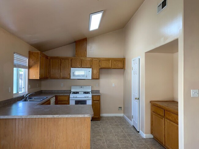 Building Photo - 5404 El Palacio Dr